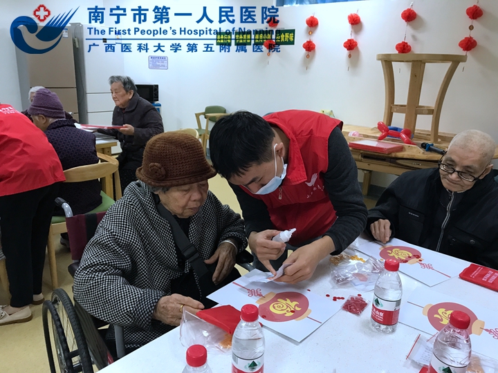 图为老人们在小乐园志愿者的细心陪伴下完手工画制作.jpg