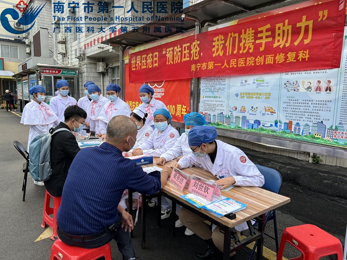 1637719210810062595.jpg 义诊现场.jpg