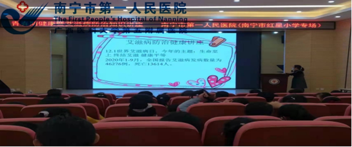 图为预防保健医生在红星小学讲解艾滋病相关知识6.jpg