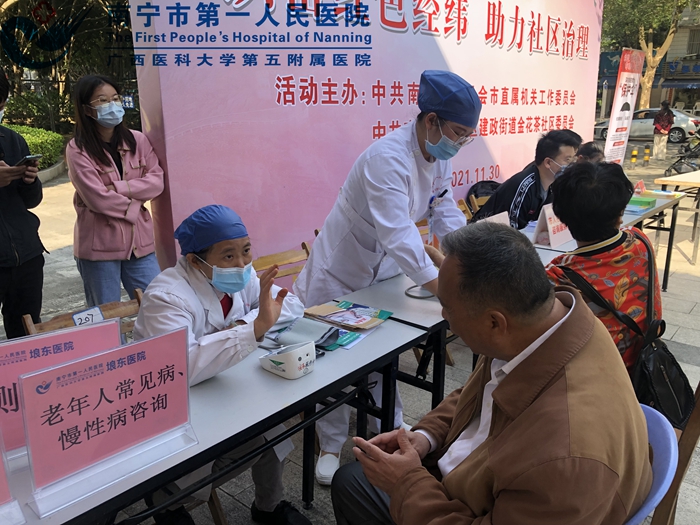 1639467247845098995.jpg 图3:现场咨询3.jpg
