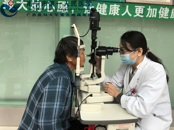 1640136652110089354.jpg 专家给老人检查眼睛2.jpg