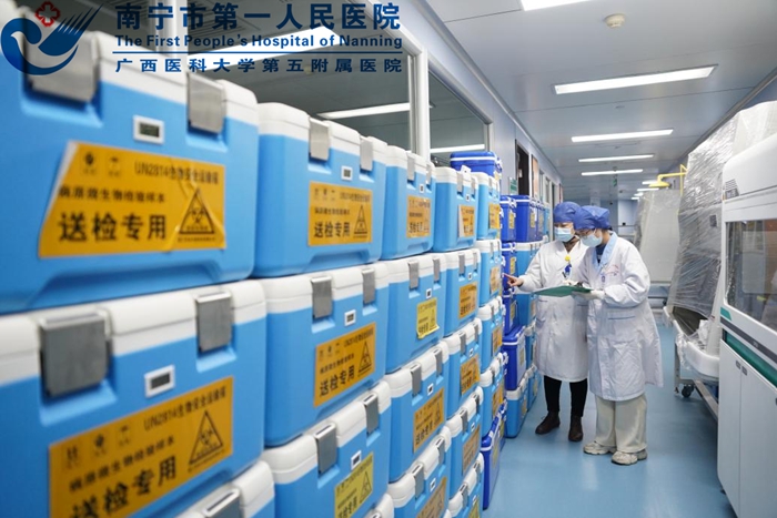 新冠核酸检测团队在核对收到的标本28.jpg