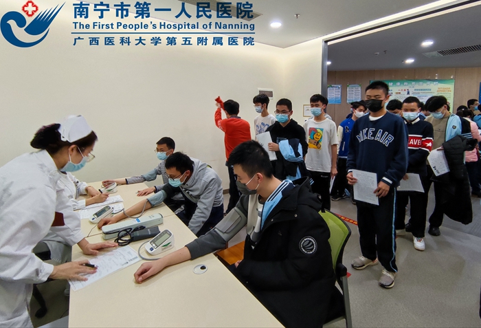 学生排队量血压3.jpg