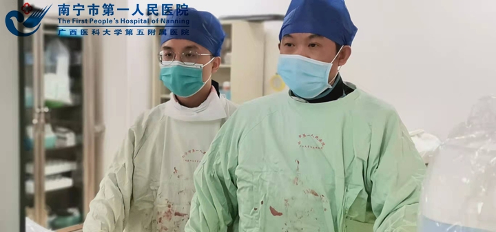 手术台上的薛宏元主任（右）和唐文豪医生（左）.jpg