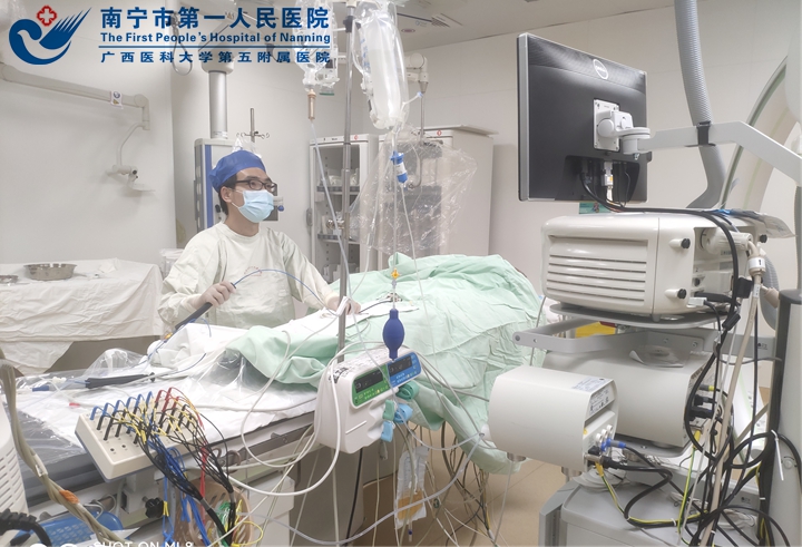黄俊教授正在为患者手术1.jpg