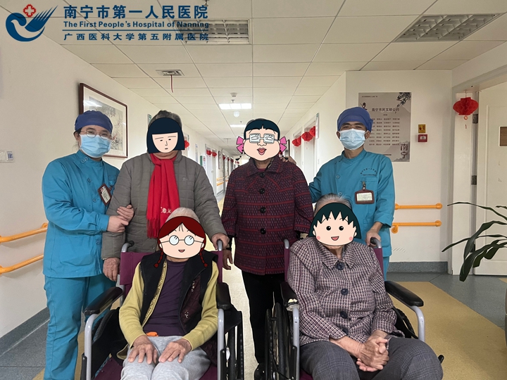 陆秋华、唐秀望和老人在一起 (2)02.jpg