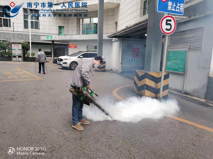 1643249282098027098.jpg 病媒防治工作人员在公共区域开展“除四害‘消杀作业11.jpg