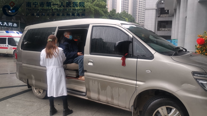 综合服务部工作人员接待转诊患者1.jpg