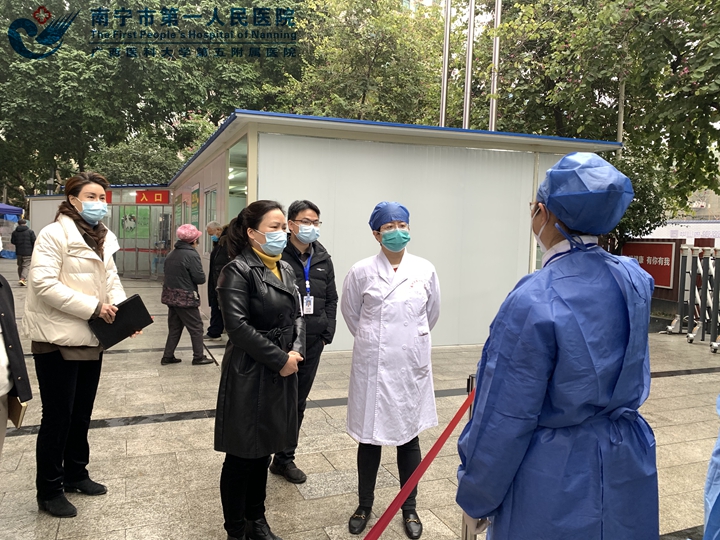 1644825809122049800.jpg 2022年2月8日梁爱梅书记一行人在门诊入口督查1.jpg