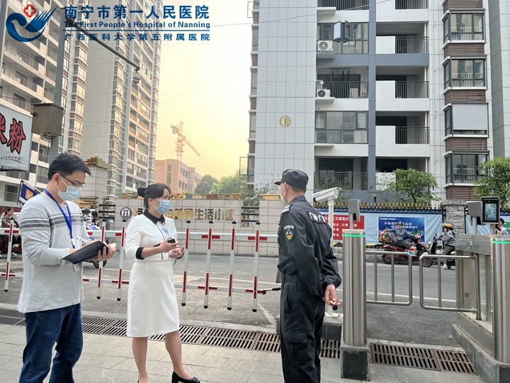 2022年3月15日_纪委书记梁爱梅询问职工入口处保安防控措施1.jpg