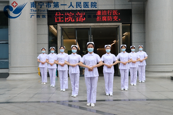 1652685992920052681.jpg 2.图为新款护士服分风采.jpg