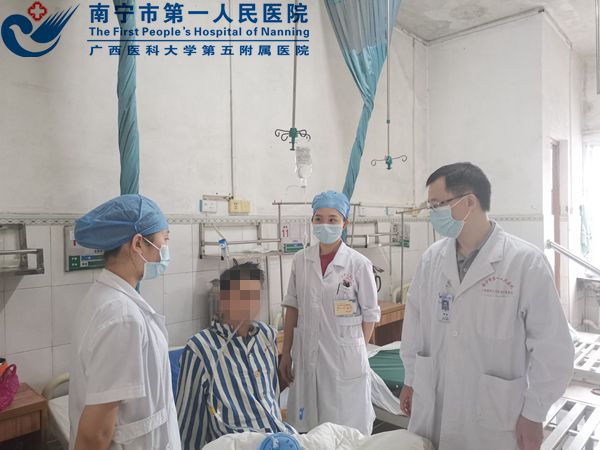 1653550897071096333.jpg 周俊主任查房1.jpg