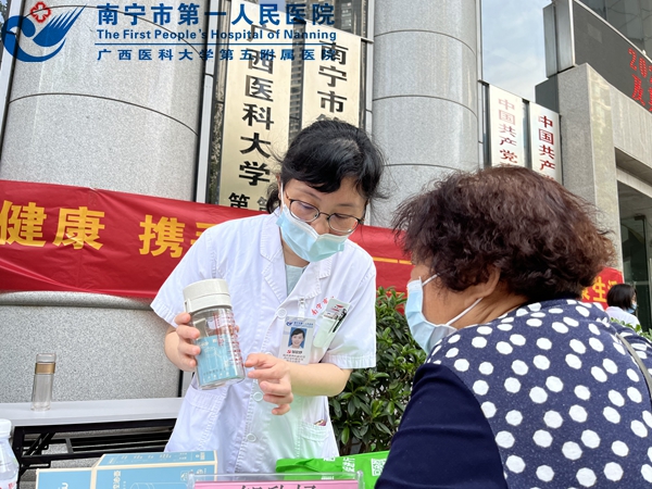 1653551179653076018.jpg 临床营养科邹欣妤副主任医师向群众讲解控油壶的使用06.jpg