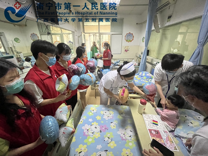 1654133797554008280.jpg 图为医护人员来到住院患儿的床旁,为孩子们送上最真挚的节日问候。.jpg
