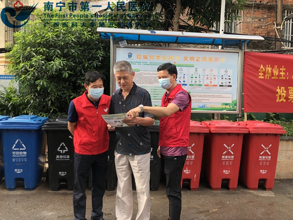 1656295223481012266.jpg 向小区居民分发垃圾分类宣传资料24.jpg