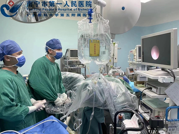 1661499401783005628.jpg 1661307420932_1.泌尿外科团队医师为患者进行手术操作1.jpg