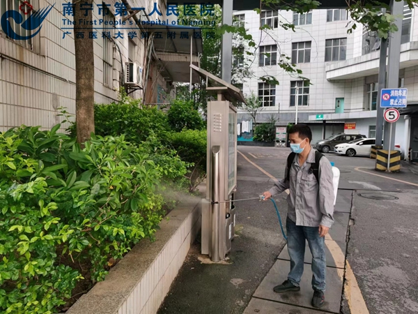 1662449152120044054.jpg 1661917284412_病媒防治工作人员在院区开展除“四害‘消杀作业1.jpg