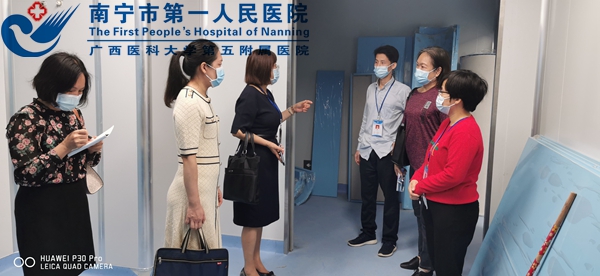 1670225304020048214.jpg 1669794481393_图3:中心医院管理人员现场督查手术室完工情况1.jpg