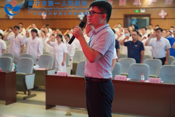 1695692002662098115.jpg 1695367639165_图为:韦球副院长带领新老住培医师重温医学誓言2.jpg