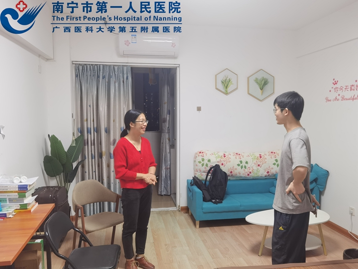 1730690181629008218.jpg 图为:家访现场1.jpg