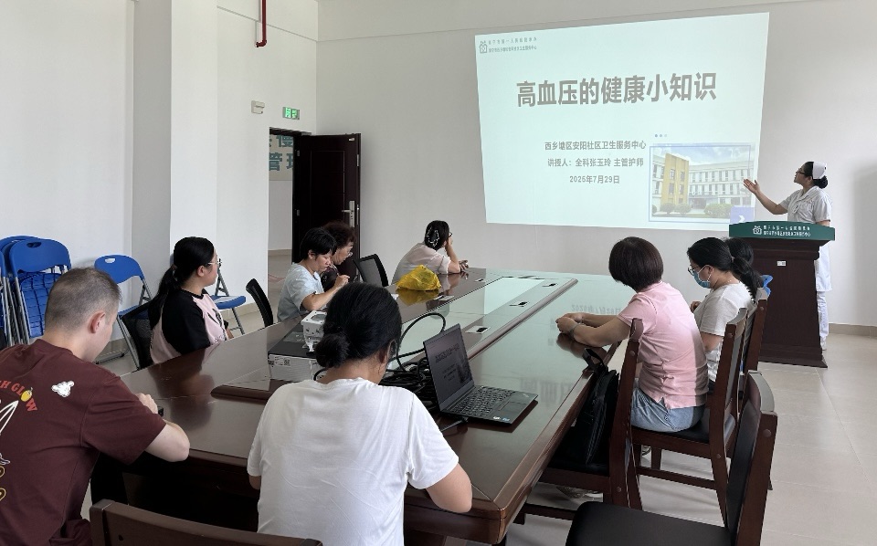1753784173279_2025年7月29日下午，安阳社区卫生服务中心健康教育宣传员张玉玲主管护师在为居民讲解高血压的健康小知识.jpg